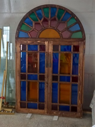 شیشه رنگی 